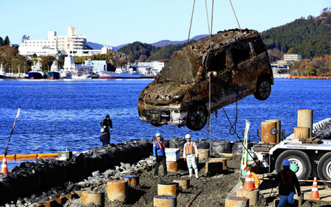 【宮城】津波に流された車、７年半ぶり海底から引き揚げ
