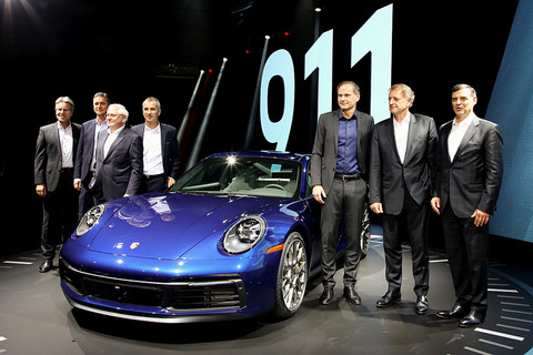 ポルシェ、第8世代となる新型「911」（type992）LAオートショーで発表 / 「911 GT2 RS Clubsport」も初公開