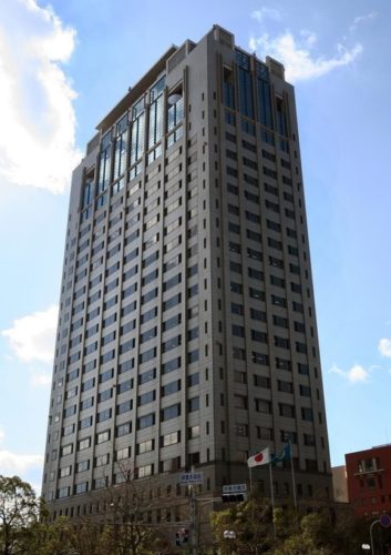 【悲報】警察官、あおり運転の男を車外に引き出そうとして羽交い締めにされてしまうｗ