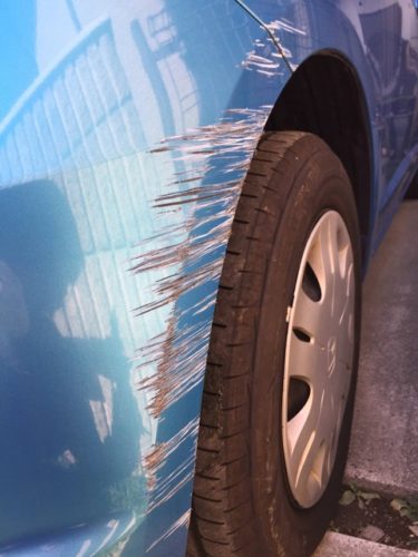 人の家の塀に車擦ったったｗｗｗｗｗｗ