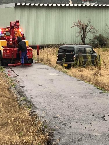 【悲報】新車を田んぼに落とすwwwwwwwwwwwww