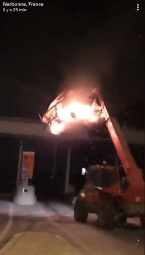 フランス「なんかインパクトある暴動ないか。せや燃やした車クレーンで吊って料金所にぶつけたろ」