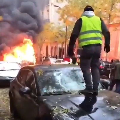 【ポルシェだ！壊せ！】フランスで、「黄色いベスト運動」の参加者による乗用車の破壊