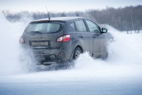 雪道をノーマルタイヤの車で走るの可能？