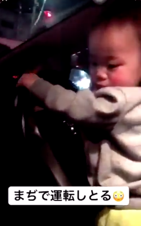 【悲報】女さん、子供に車を運転させるwwwwwwwwwww