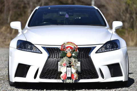 【お正月】自動車に「お正月飾り」。昭和はつけるのが当たり前だったのに、平成で廃れた文化？
