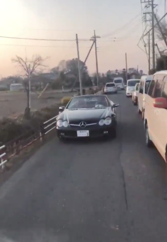 【煽り運転】渋滞にイライラし逆走してきたベンツのおっさん、逆ギレし撮影車の窓を叩くwwwwwwwwwwwwwwww