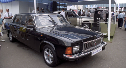 ロシアの旧弊「ヴォルガ」車がテスラ社のハイテク電動自動車をお助け