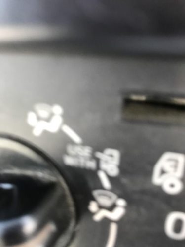 車のエアコンで足とフロントガラスのが２つあってその間に不思議な絵があるんだけど