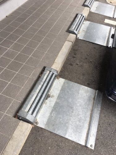 【画像】コンビニがブレーキとアクセル踏み間違えプリウスの突進を防ぐ為に考えた解決策がこれwwwwwwwwwwww