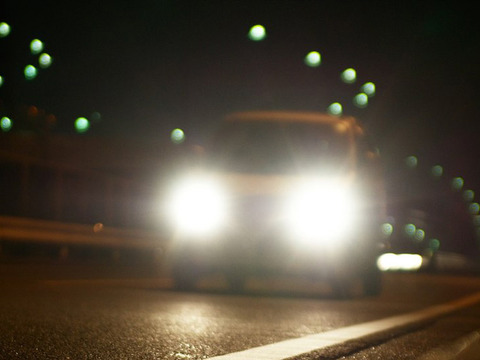 夜のクルマの運転だけどハイビームで走るって普通？