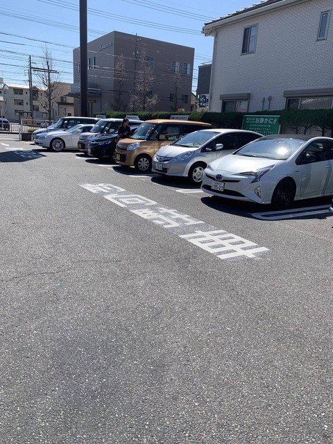 【悲報】日本人、駐車場での「前向駐車」の意味が分からないwwwwwwwwwwwwww