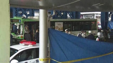 神戸市営バス事故、運転手「ブレーキを踏みながら発進準備をしていたら、急発進した」