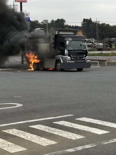ミニストップで自分の車が炎上、ミニストップに消化器を借りようと頼んでも貸してくれず、後日ミニストップから駐車場修理費の請求が届くｗｗｗｗ