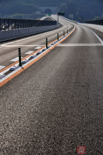 国交省「田舎の２車線の高速道路を４車線化するわ。まずは全国１６か所から」