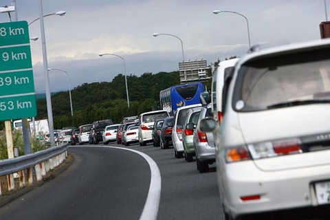 大渋滞の先頭を走ってる車のドライバーは何を考えて走ってるの？