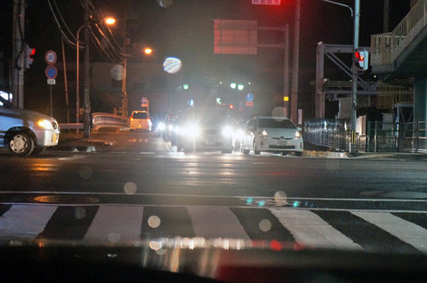 信号で止まると車のライトを消す人がいるけどあれって危なくない？