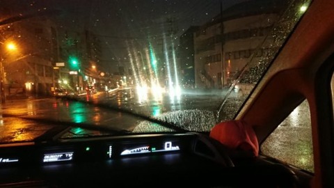 信号で止まると車のライトを消す人がいるけどあれって危なくない？
