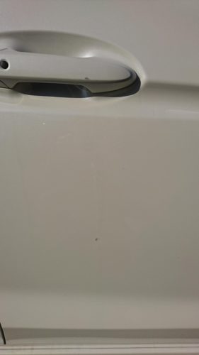 【悲報】ワイ、車に謎の傷が付いてしまう・・・