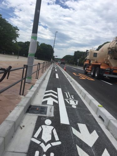 【悲報】日本人、ありえない狭さの自転車道を作ってしまうｗｗｗｗｗ