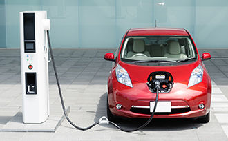 なんで日本のメーカーって電気自動車に積極的ではないの？