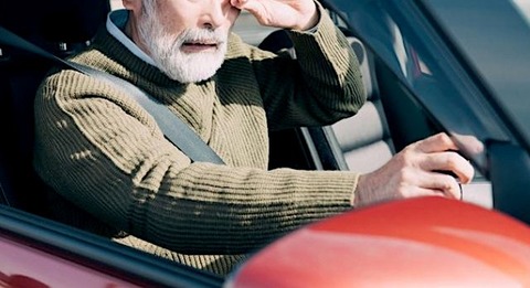 高齢者専用の運転免許創設、なお義務付けは見送り