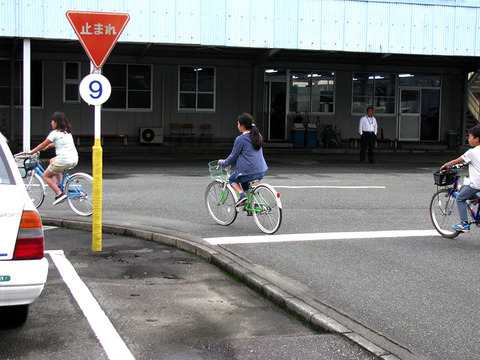 通勤途上でよく出くわす高校生が、無茶苦茶な自転車の乗り方していて困っている