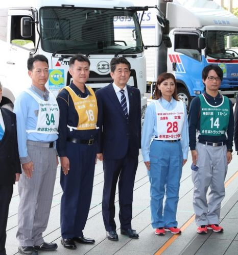 【業界は人手不足】安倍首相「乗り心地はいい」トラックドライバーを激励！