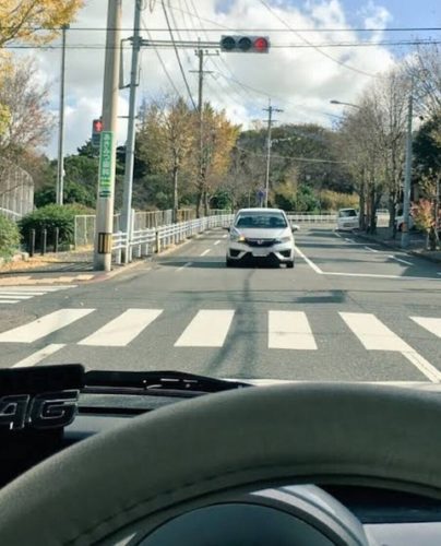 【画像】車「絶対に右折してやる……！！」力強い右折の意思を感じる車が発見されるｗｗｗｗｗｗ