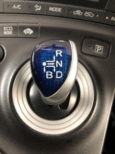 車のシフトレバーは昔のタイプに戻すべき、そして法でそう規制すべき！