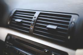 車のエアコンの臭いはどうすれば消えるんだ？