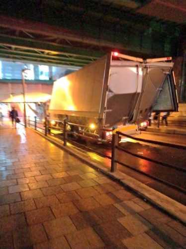 トラック運転手「高さギリギリやけど行けるやろw」