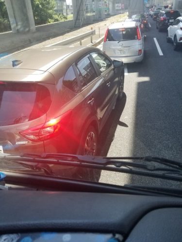 トラック運転手、ガチギレ「トラックの前の車間距離に割り込んでくる車なんなん！？」