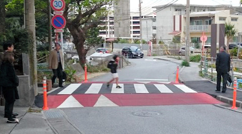 【交通】横断歩道、止まらない車　「五輪対策」で警察が摘発強化