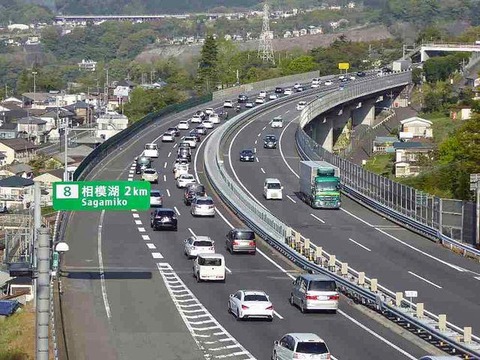 「日本の制限速度は最高100kmだから100kmまでしか出ない車を作れ」　←　「緊急避難」「私有地」「サーキット」