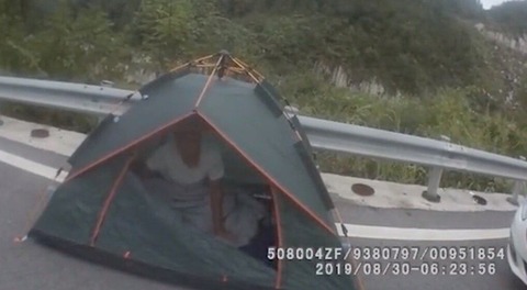 高速道路で運転中に眠くなった男性、その場にテントを張ってスヤスヤ、罰金ｗｗｗｗｗ