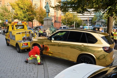 【ドイツ】金色のBMW「X5」 ドイツ警察が路上から撤去 「まぶし過ぎる恐れ」