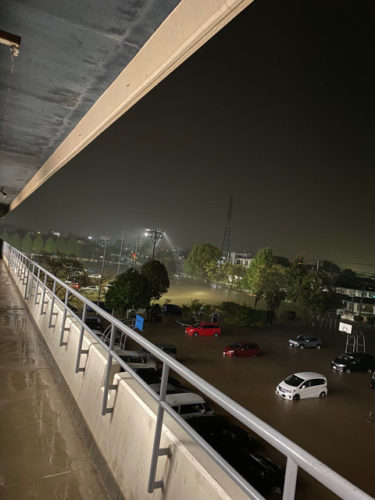 避難所の駐車場が水没で全てパーに…これが避難した結果なのか…
