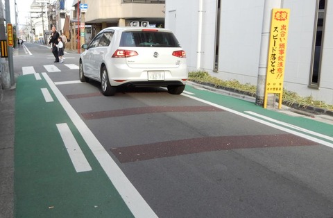 京都府警、横断歩道で止まらない車カスへの対策を強化し始める