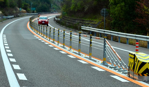 安全運転マンワイ、高速道路を時速65kmで走る