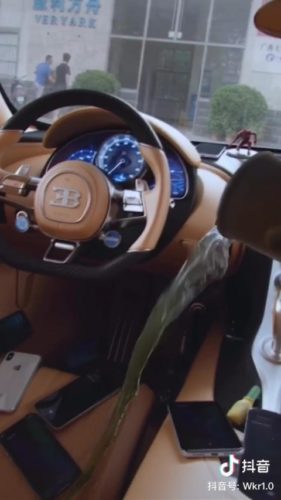 【動画】中国人の若者、3億円の愛車ブガッティにわざとジュースを溢す。その他タイヤに穴を開けたりやり放題