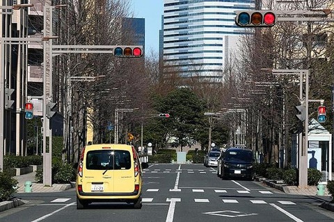 【運転】Dのまま？それともNやPにする？オートマ車での信号待ちはどのレンジで止まっているのが正解か