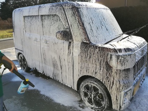 軽自動車を洗ってるおっさんに「そんなことしても普通車にはなりませんよ」と忠告してあげたらキレられたｗｗｗｗ