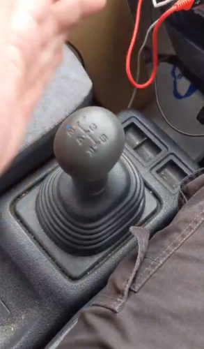 【話題】「やるやるw」「オレ左右2回派！」MT車乗りが無意識にやる「ある儀式」が話題に