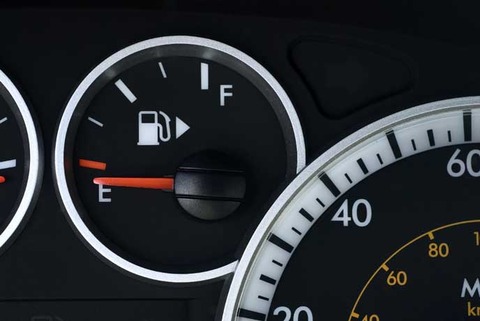 ガソリンのメーター落ち切ってて車で10分かかるガソリンスタンドまで辿り着ける？