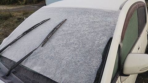 朝起きるとバリバリ…車ガラスの凍結「プチプチ」で防止できる！雪国民のアイデアに「もっと早く知りたかった」