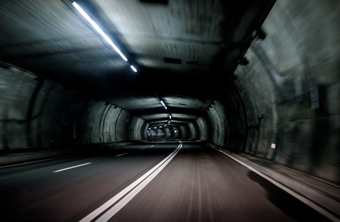 高速道路の長いトンネル運転するのがめっちゃ怖いんやがわかるやつおる？ｗｗｗｗｗ