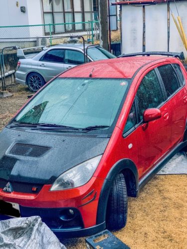 【画像】昨日でワックス塗った車がめちゃくちゃ雨を弾いてるｗｗｗｗｗｗ