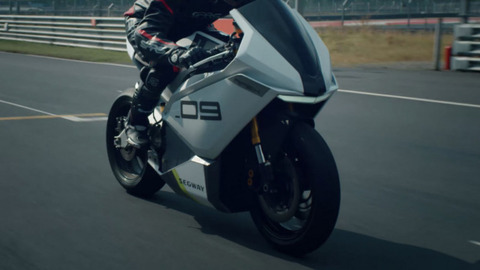 セグウェイが電動バイクを発表　最高速度は125mph　移動する椅子と共にCESで展示