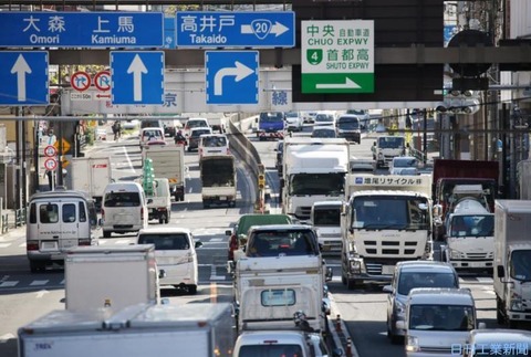 【悲報】トラック運転手が大量定年で人手不足が深刻に。日本政府が警鐘